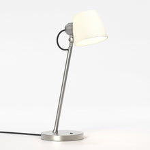 Load image into Gallery viewer, Imari Table Lamp in Detail.