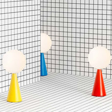 Load image into Gallery viewer, Bilia Table Lamp in Detail.