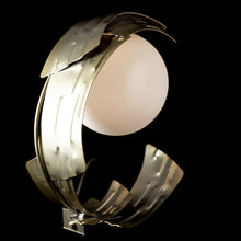 Load image into Gallery viewer, Crest Table Lamp in Detail.