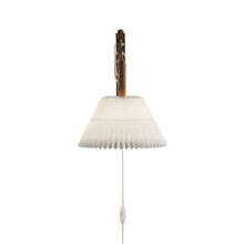 Load image into Gallery viewer, Sax 233 Wall Light in Detail.