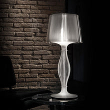 Load image into Gallery viewer, Liza Table Lamp i n Detail.