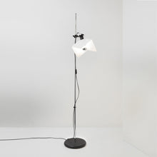 Load image into Gallery viewer, Triedro Floor Lamp in Detail.