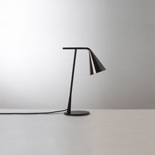 Load image into Gallery viewer, Gordon Table Lamp in Detail.