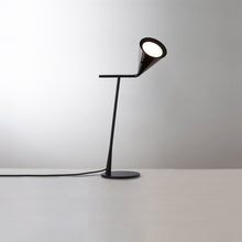 Load image into Gallery viewer, Gordon Table Lamp in Detail.
