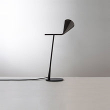 Load image into Gallery viewer, Gordon Table Lamp in Detail.