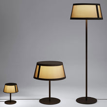 Load image into Gallery viewer, Lilly Table Lamp in Detail.