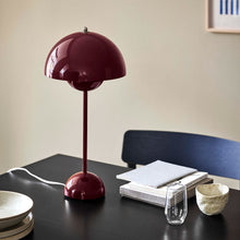 Load image into Gallery viewer, Flowerpot VP3 Table Lamp in Detail.