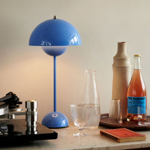 Load image into Gallery viewer, Flowerpot VP3 Table Lamp in Detail.