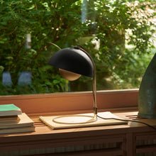 Load image into Gallery viewer, Flowerpot VP4 Table Lamp in Detail.