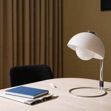 Load image into Gallery viewer, Flowerpot VP4 Table Lamp in Detail.