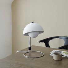 Load image into Gallery viewer, Flowerpot VP4 Table Lamp in Detail.