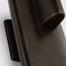 Load image into Gallery viewer, Lotura Intersecting LED Wall Light in Detail.