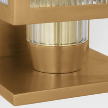 Load image into Gallery viewer, York Outdoor Wall Lightp in Detail.