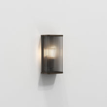Load image into Gallery viewer, Avignon Square Wall Light in Detail.
