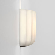 Load image into Gallery viewer, Veo LED Wall Light in Detail.