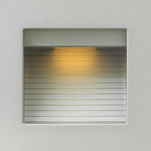 Load image into Gallery viewer, Luna Led Step Light in Detail.