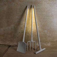 Load image into Gallery viewer, Tobia LED Floor Lamp in Detail.