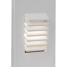 Load image into Gallery viewer, LEDme Vertical Louvered LED Step and Wall Light in Detail.