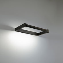 Load image into Gallery viewer, Lune LED Picture Light in Detail.