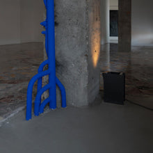 Load image into Gallery viewer, Plint LED Spot Floor Lamp in Detail.