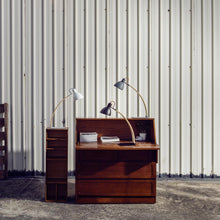 Load image into Gallery viewer, Laito Table Lamp in Detail.