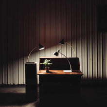 Load image into Gallery viewer, Laito Table Lamp in Detail.