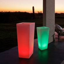 Load image into Gallery viewer, Rumba Bluetooth Outdoor LED Planter in Outside Area.