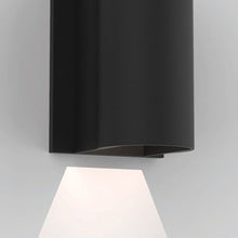 Load image into Gallery viewer, Dunbar Outdoor LED Wall Light in Detail.
