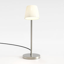 Load image into Gallery viewer, Imari Table Lamp in Detail.
