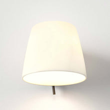 Load image into Gallery viewer, Imari Wall Light in Detail.
