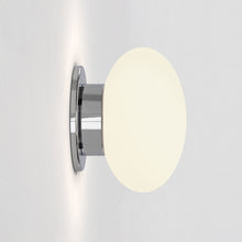 Load image into Gallery viewer, Zeppo Bath Wall Light in Detail.

