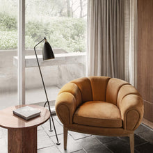 Load image into Gallery viewer, Gräshoppa Floor Lamp in living room.
