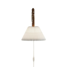 Load image into Gallery viewer, Sax 233 Wall Light in Detail.

