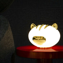 Load image into Gallery viewer, Pet Table Lamp in Detail.
