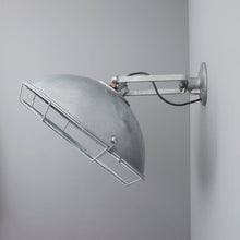 Load image into Gallery viewer, Cargo Cluster Wall Light in Detail.
