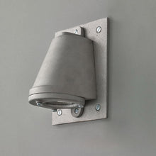 Load image into Gallery viewer, Mast Wall Light in Detail.
