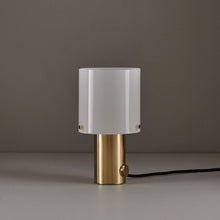 Load image into Gallery viewer, Walter Table Lamp in Detail.
