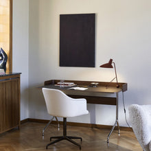 Load image into Gallery viewer, Tripod HM8 Table Lamp in living room.
