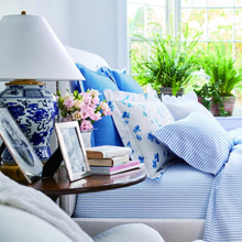 Load image into Gallery viewer, Foo Dog Table Lamp in bedroom.
