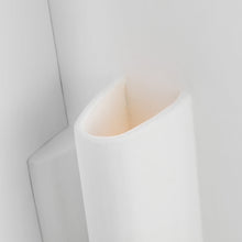 Load image into Gallery viewer, Lotura Intersecting LED Wall Light in Detail.
