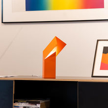 Load image into Gallery viewer, Lineair LED Table Lamp in Detail.

