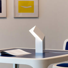 Load image into Gallery viewer, Lineair LED Table Lamp in Detail.
