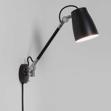 Load image into Gallery viewer, Atelier Grande Wall Light in Detail.
