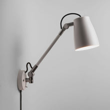 Load image into Gallery viewer, Atelier Grande Wall Light in Detail.
