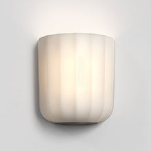 Load image into Gallery viewer, Veo LED Wall Light in Detail.
