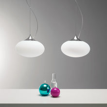 Load image into Gallery viewer, Zeppo Pendant Light in Detail.
