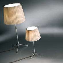 Load image into Gallery viewer, Royal T Table Lamp in Detail.
