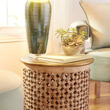 Load image into Gallery viewer, Elysia Table Lamp in Detail.
