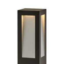 Load image into Gallery viewer, Taper LED Bollard in Detail.
