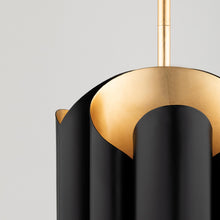 Load image into Gallery viewer, Banks Pendant Light in Detail.
